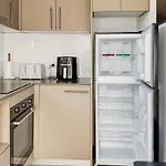 Serviced Luxury Condo, Parkside, Moments To Metro