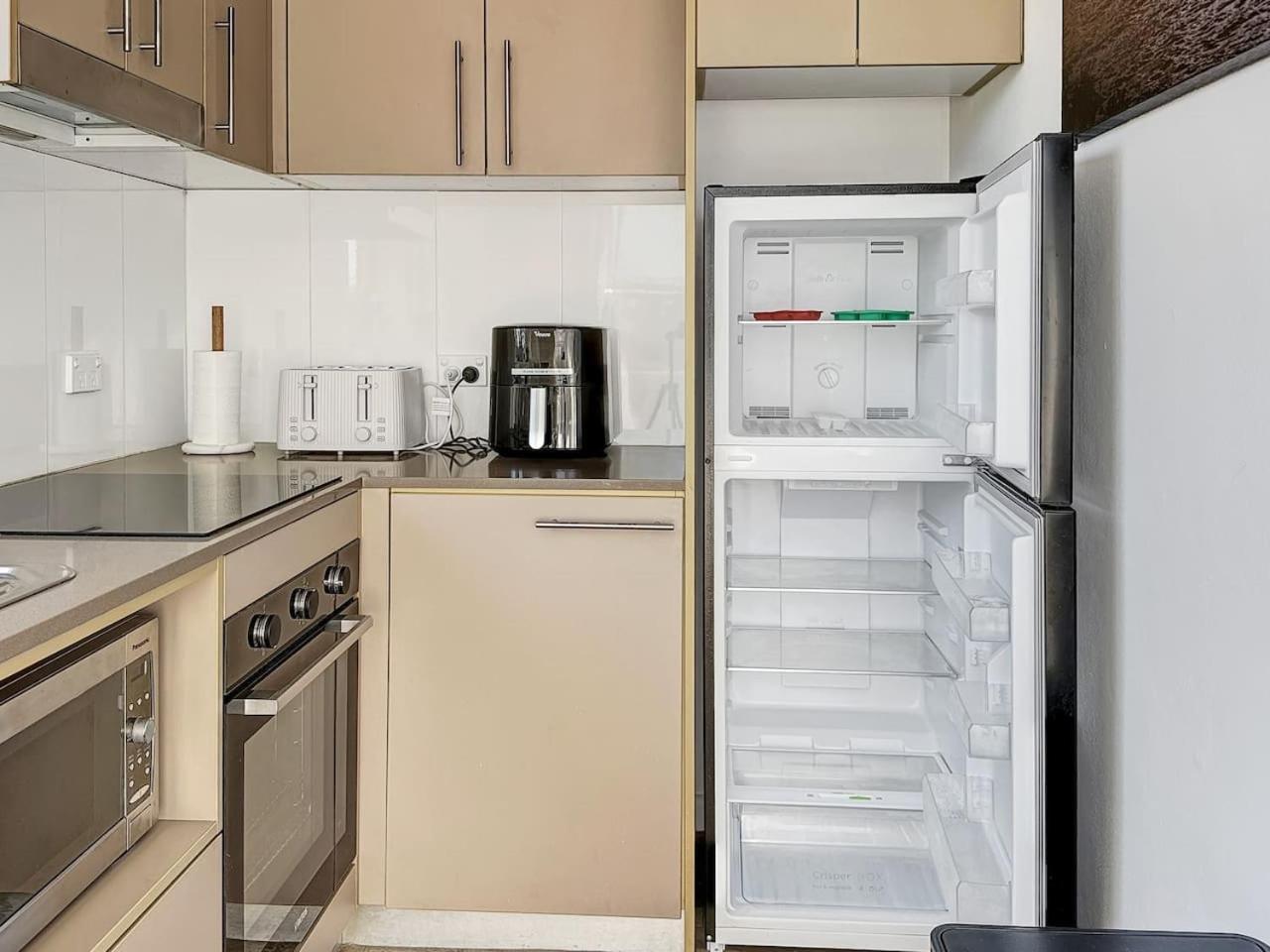 Serviced Luxury Condo, Parkside, Moments To Metro Apartment
