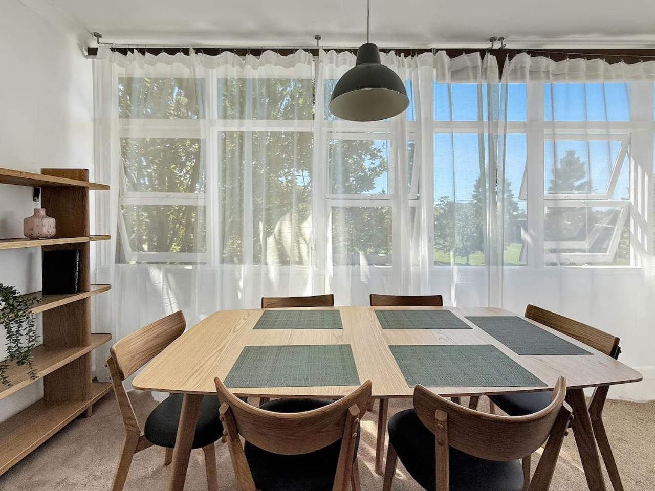 Serviced Luxury Condo, Parkside, Moments To Metro Apartment