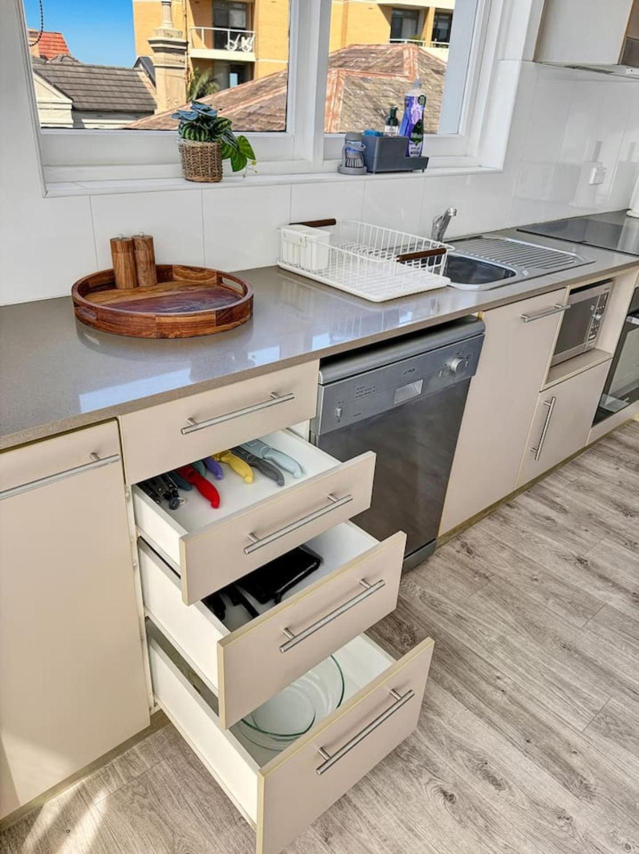 Serviced Luxury Condo, Parkside, Moments To Metro Apartment