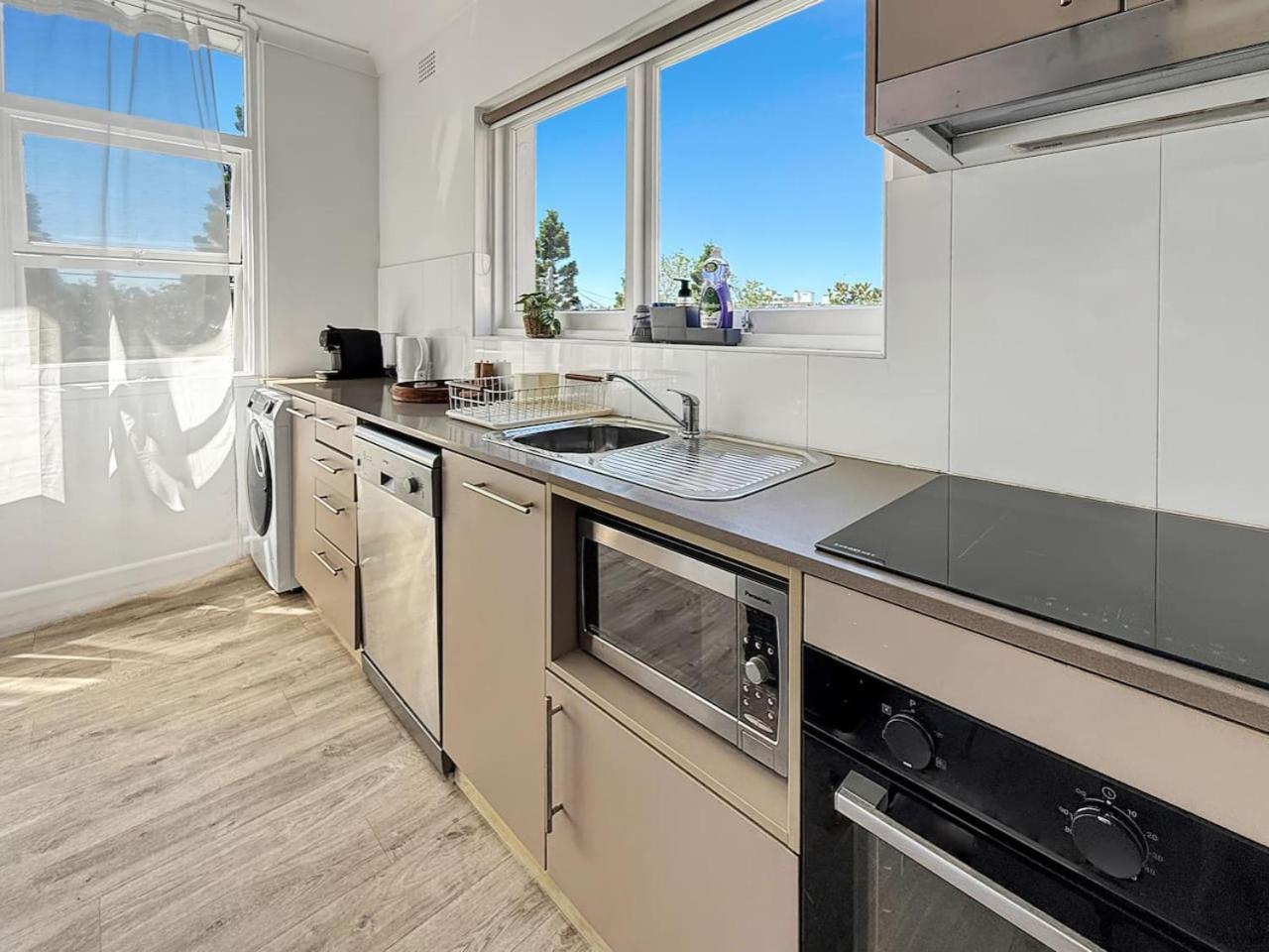 Apartment Serviced Luxury Condo, Parkside, Moments To Metro *