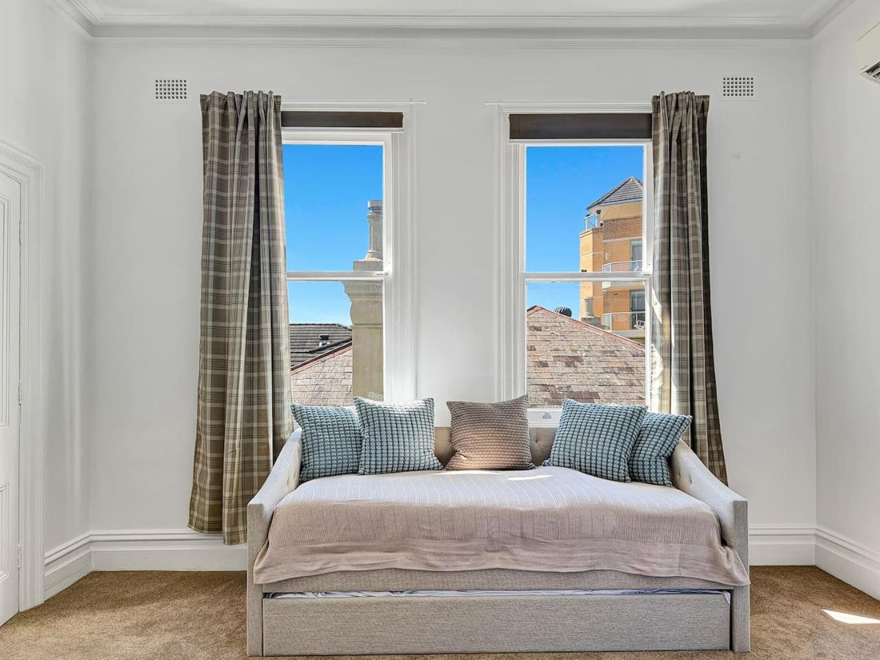 Apartment Serviced Luxury Condo, Parkside, Moments To Metro *