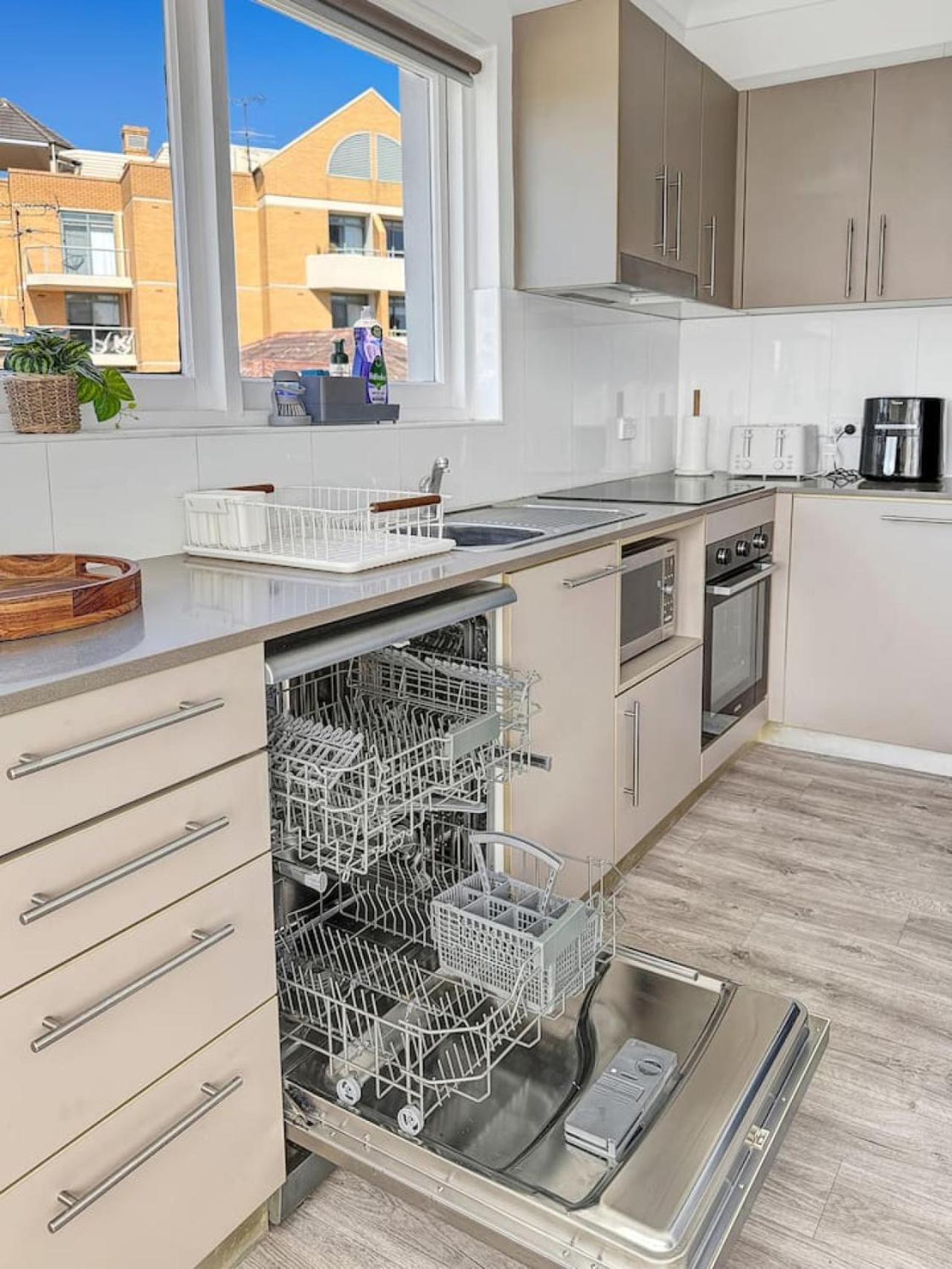 Serviced Luxury Condo, Parkside, Moments To Metro * Sydney