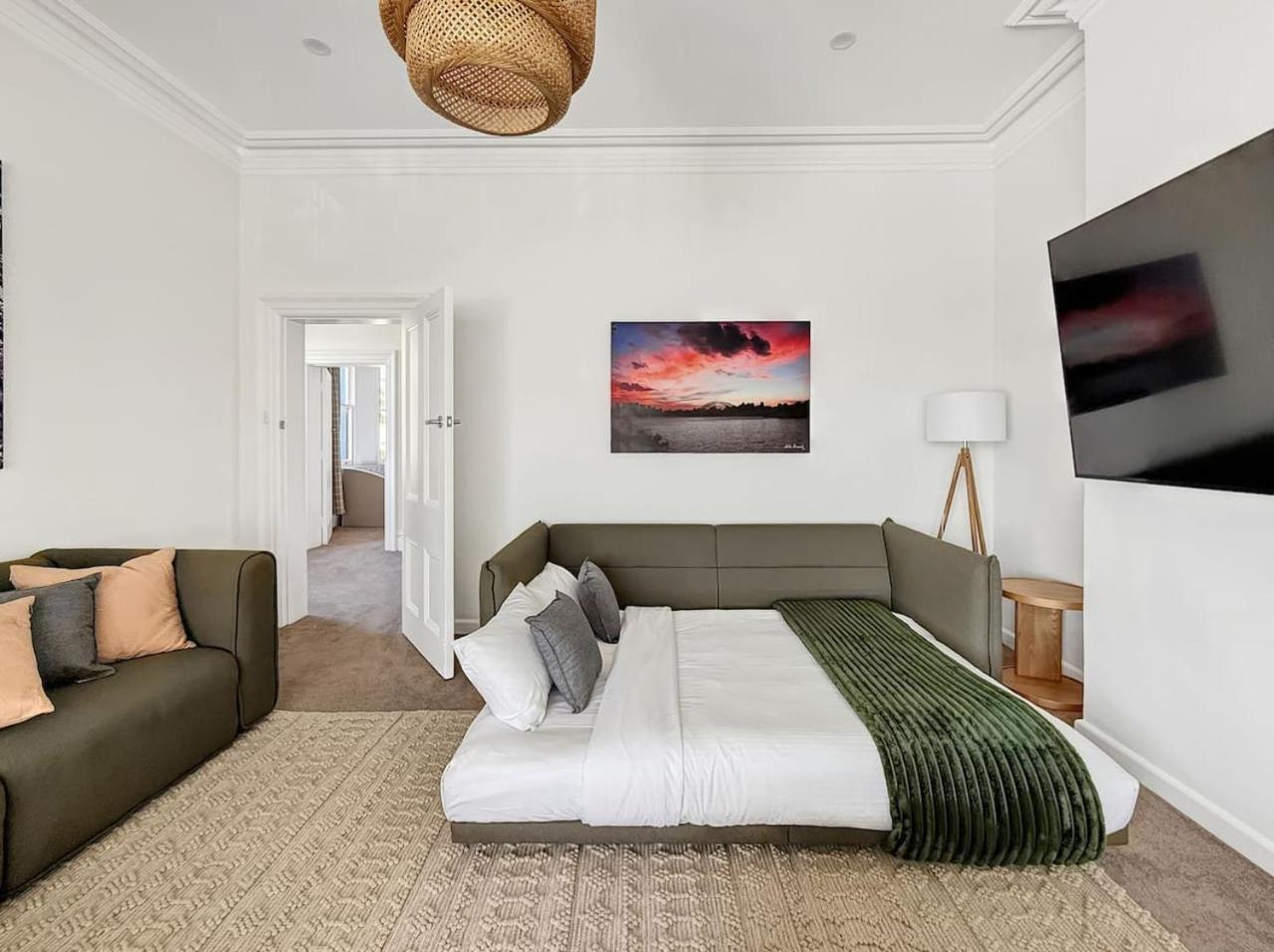 Apartment Serviced Luxury Condo, Parkside, Moments To Metro *