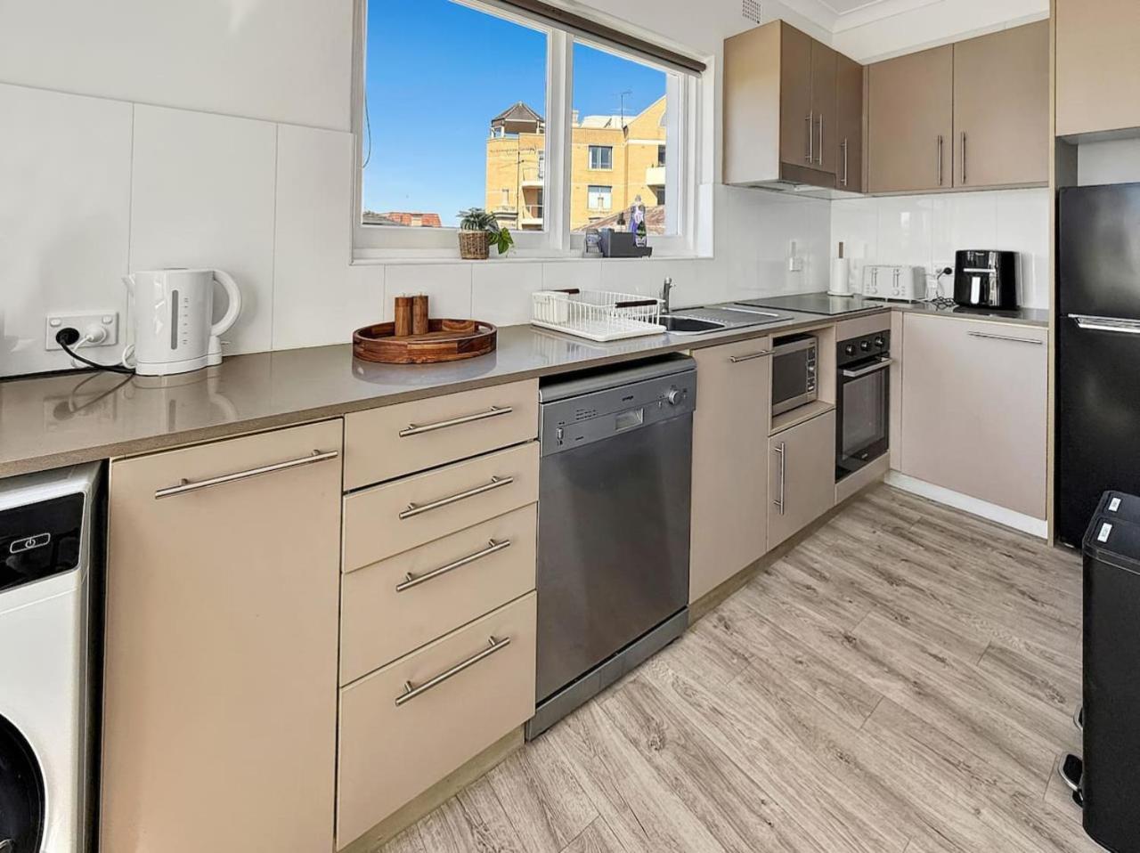 Serviced Luxury Condo, Parkside, Moments To Metro *
