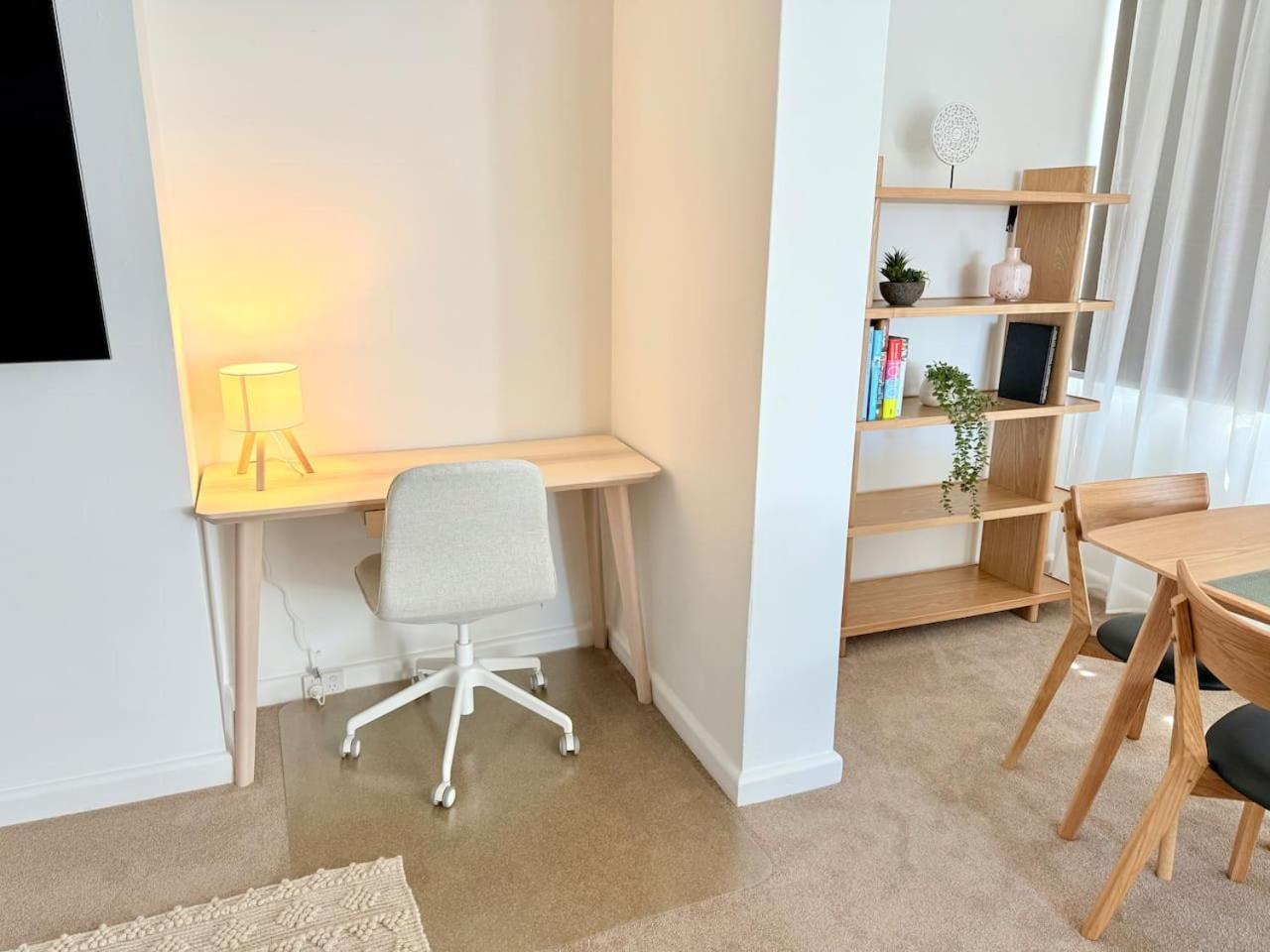 Serviced Luxury Condo, Parkside, Moments To Metro Sydney
