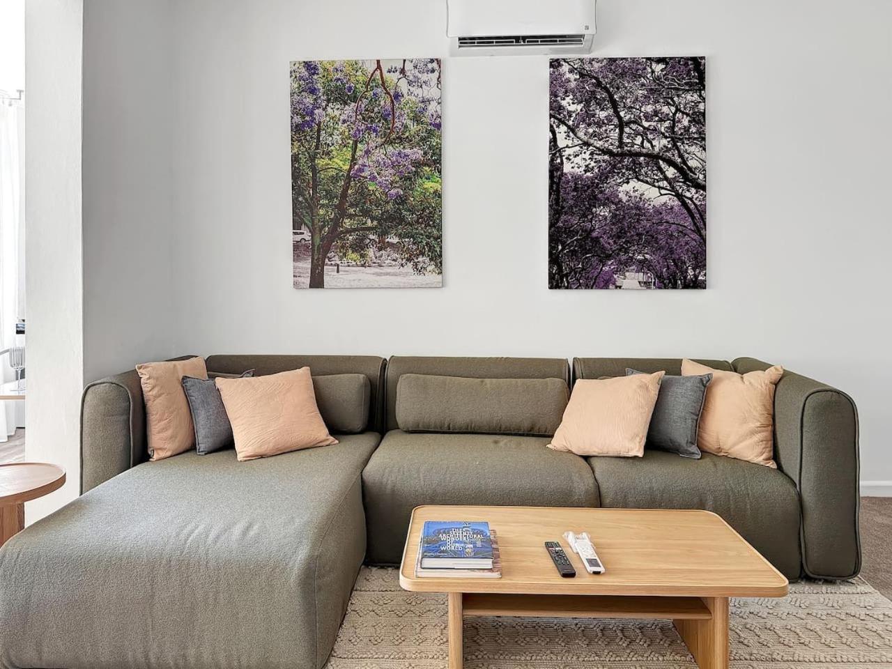 Apartment Serviced Luxury Condo, Parkside, Moments To Metro