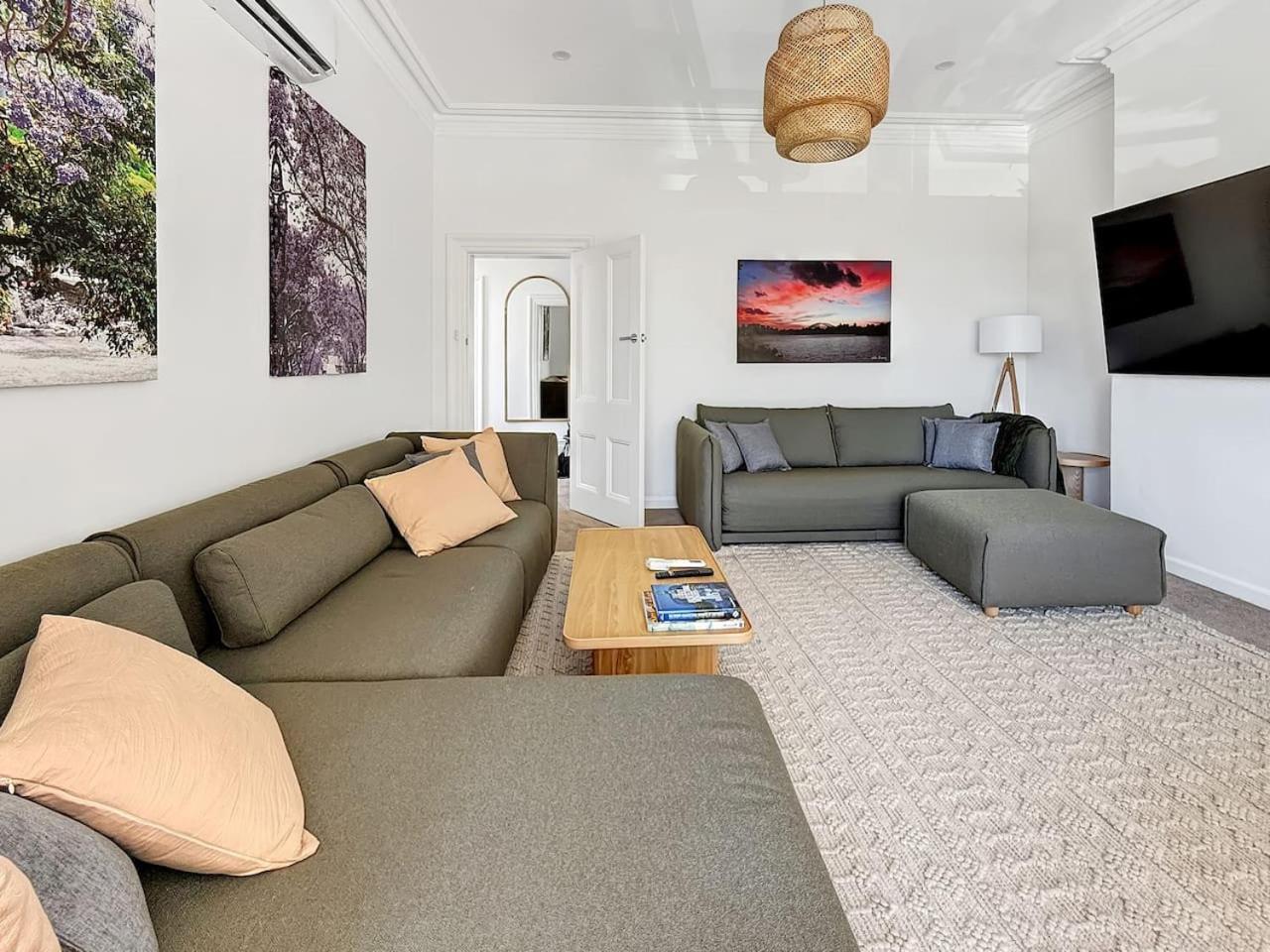 Apartment Serviced Luxury Condo, Parkside, Moments To Metro