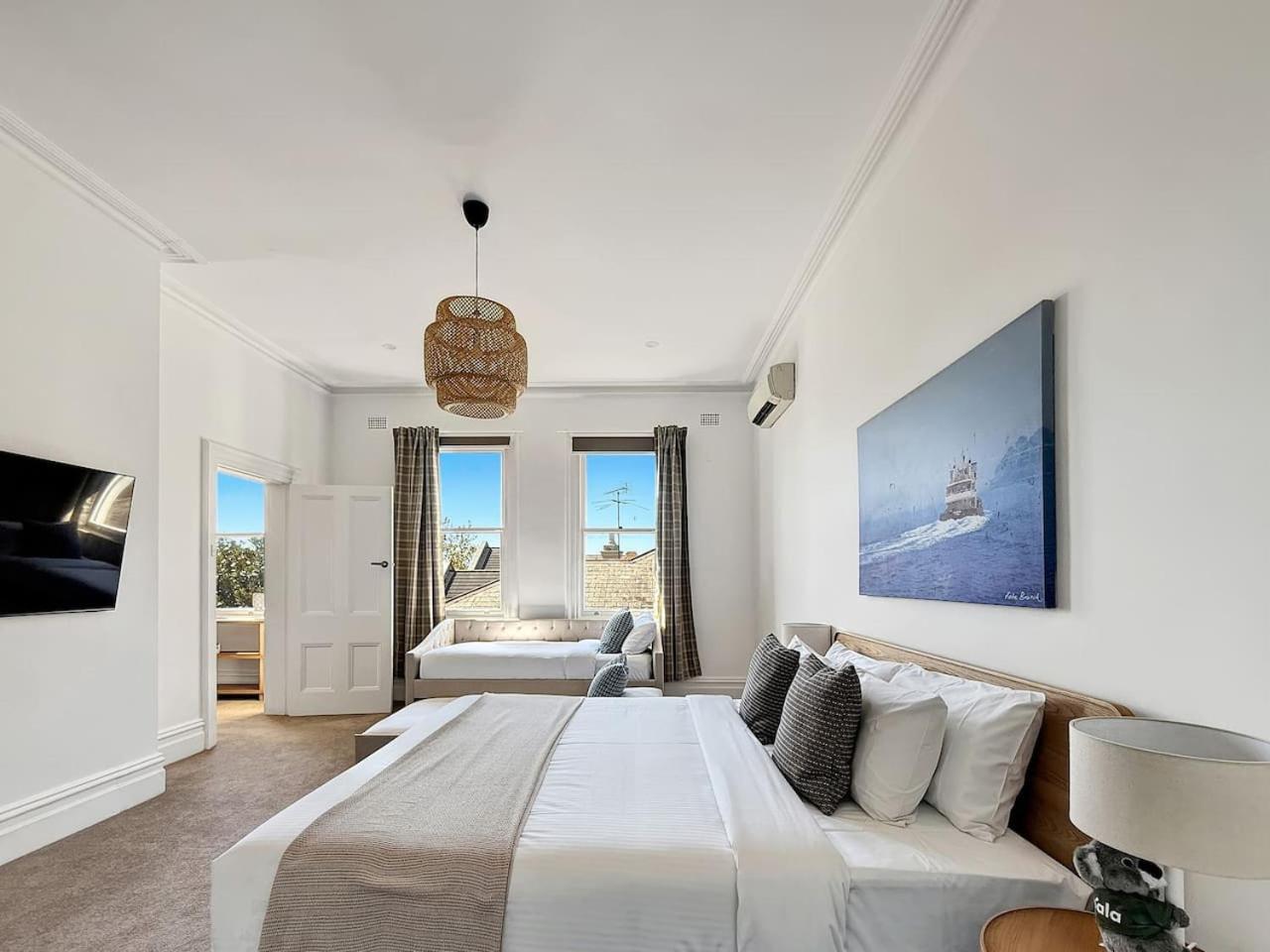 Serviced Luxury Condo, Parkside, Moments To Metro *