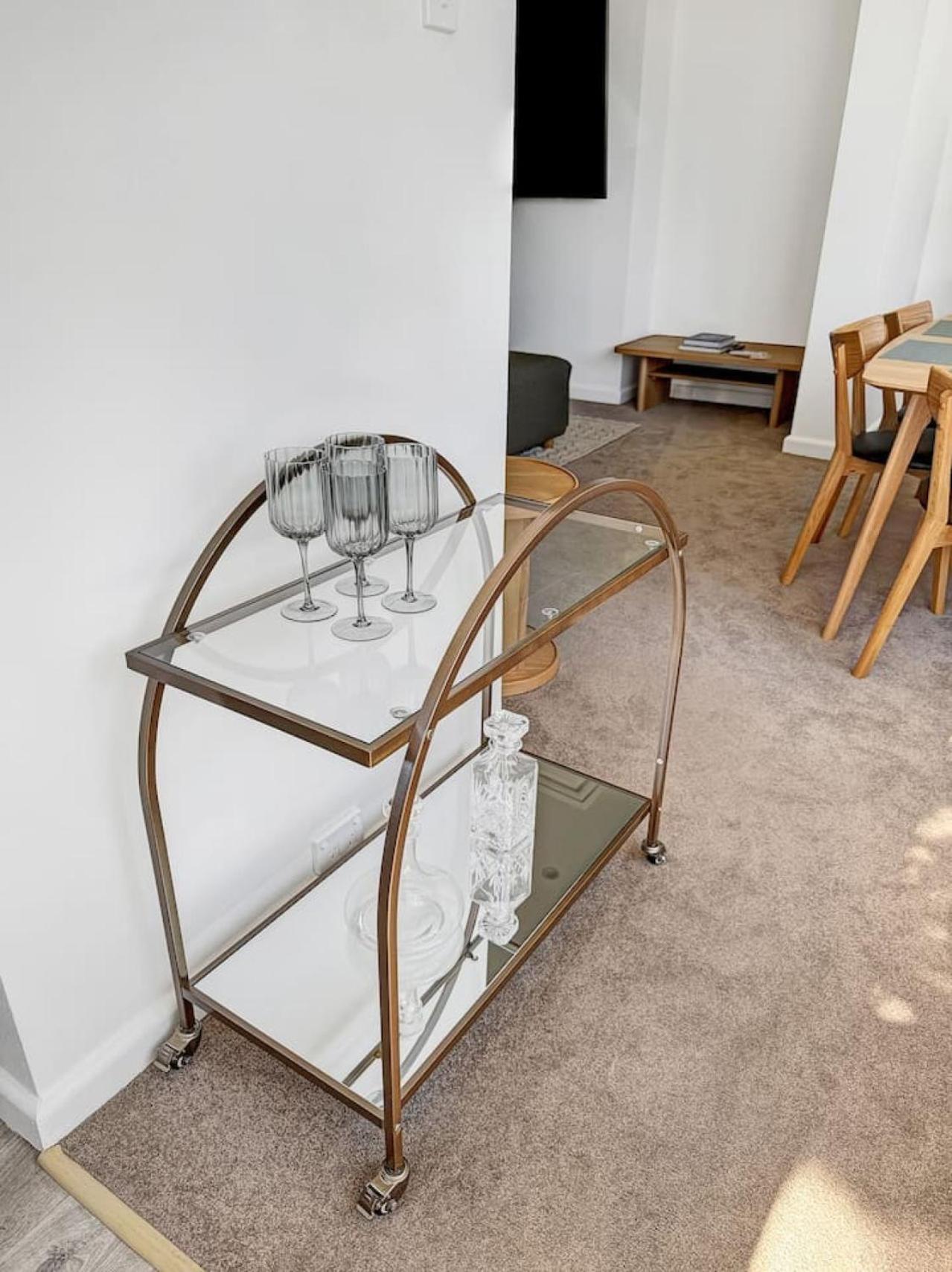 Serviced Luxury Condo, Parkside, Moments To Metro Sydney