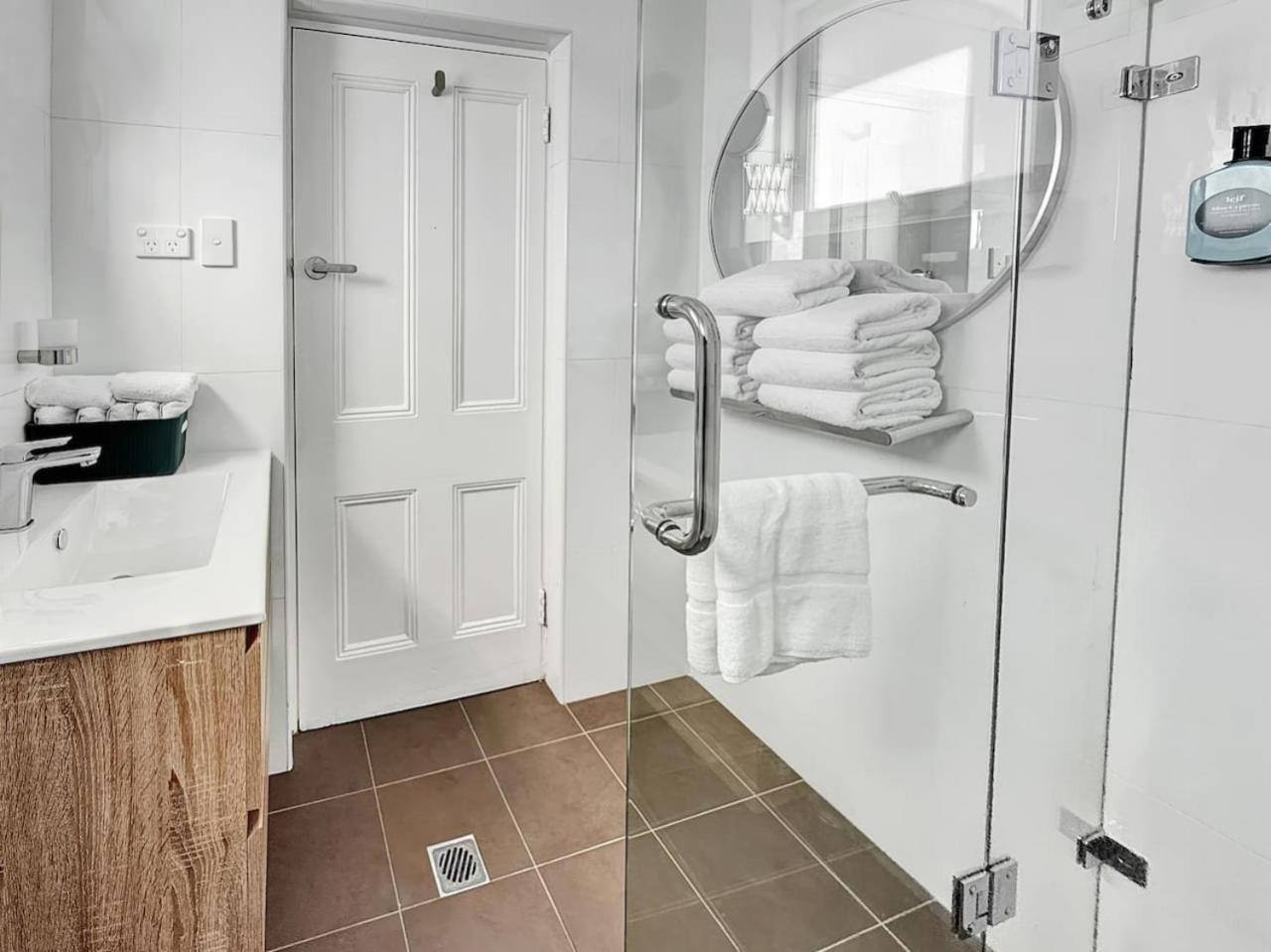 Serviced Luxury Condo, Parkside, Moments To Metro