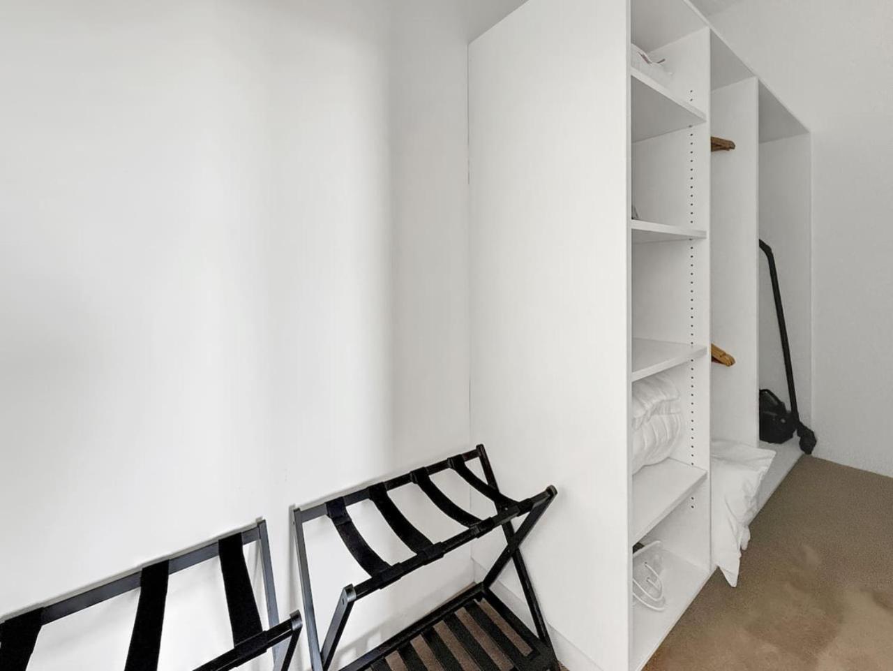 Apartment Serviced Luxury Condo, Parkside, Moments To Metro *